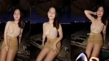Cewek Cantik Indo Diajak Ngewe di Gubuk Hot Amatir poster